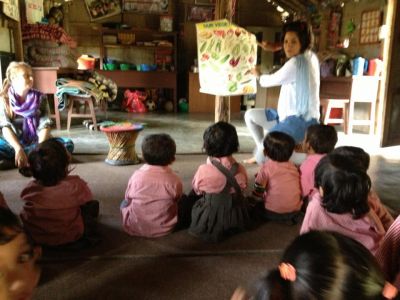 Volunteer in the Sauraha daycare centre 