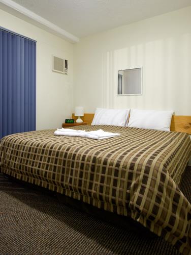 Get the full furnished studio apartment on rent at Airport Wooloowin Motel